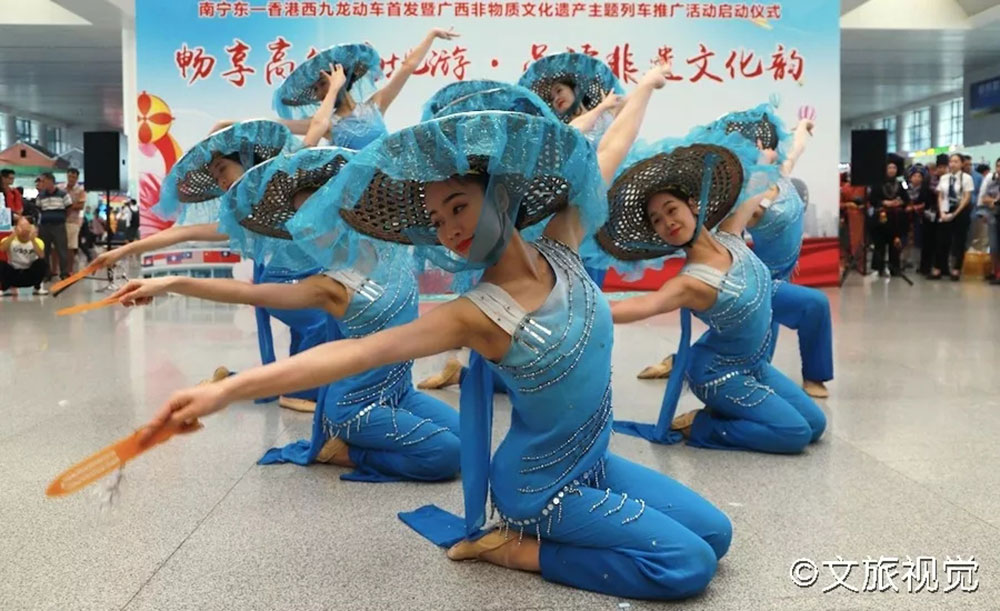 搭乘首發(fā)高鐵，海真珠珍珠粉抵達(dá)東方明珠